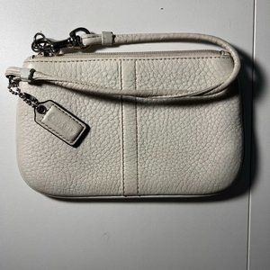 EUC Coach Leather Zip Closure Wristlet Off White/Cream Colored